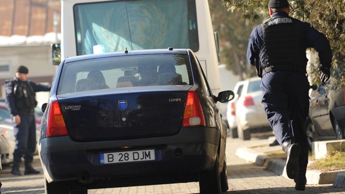 Poliţiştii efectuează 12 percheziţii şi pun în executare două mandate de aducere în sectorul 5 