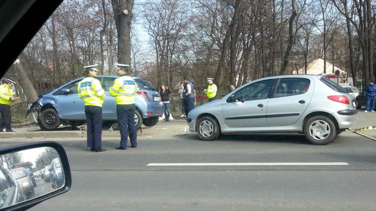 Două șoferițe, implicate intr-un accident spectaculos pe bulevardul Kiseleff din Capitală (GALERIE FOTO)