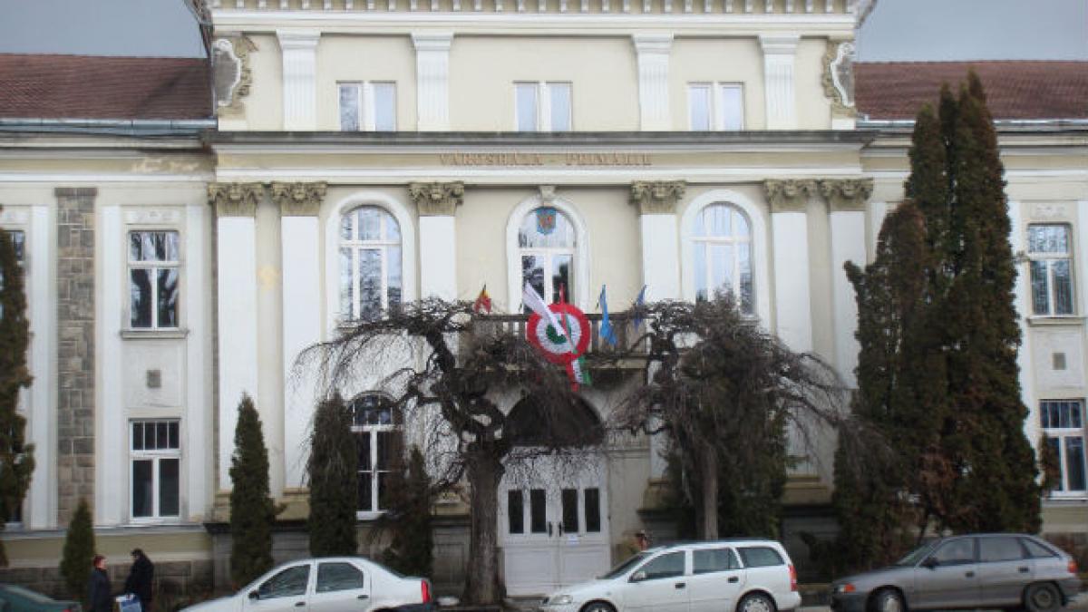 Steagul Ungariei şi al Ţinutului Secuiesc, arborate la Primăria şi Consiliul Judeţean din Harghita, de ziua maghiarilor