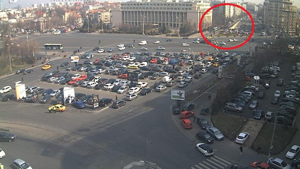 Protest la Guvern: Revoluţionarii au blocat circulaţia în zonă
