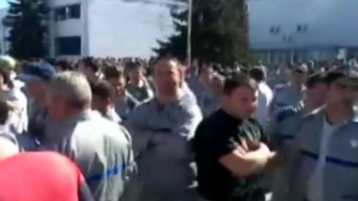 Protest la Dacia. Peste 5.000 de angajaţi au oprit activitatea şi scandează împotriva conducerii