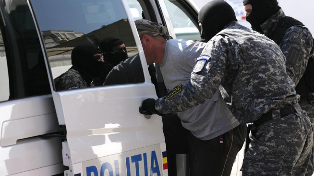 160 de poliţişti participă la percheziţii în Dâmboviţa