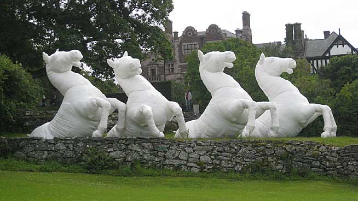 Sculpturile plutitoare ale lui Max Streicher