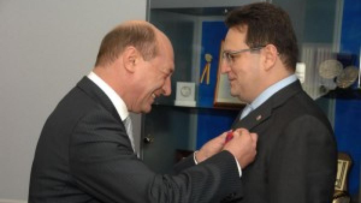 Şeful SRI a fost decorat de preşedintele Traian Băsescu cu Ordinul Naţional "Steaua României" în grad de Comandor