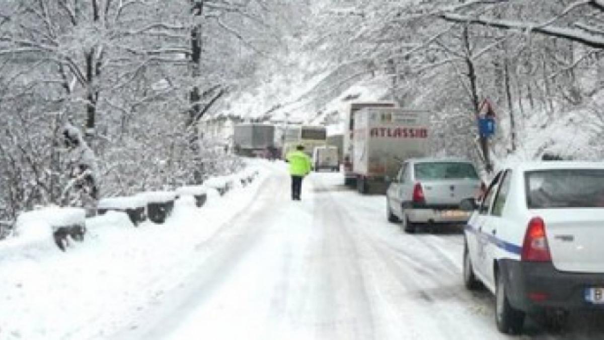 Trafic îngreunat pe DN7, la Arad. Un microbuz s-a răsturnat