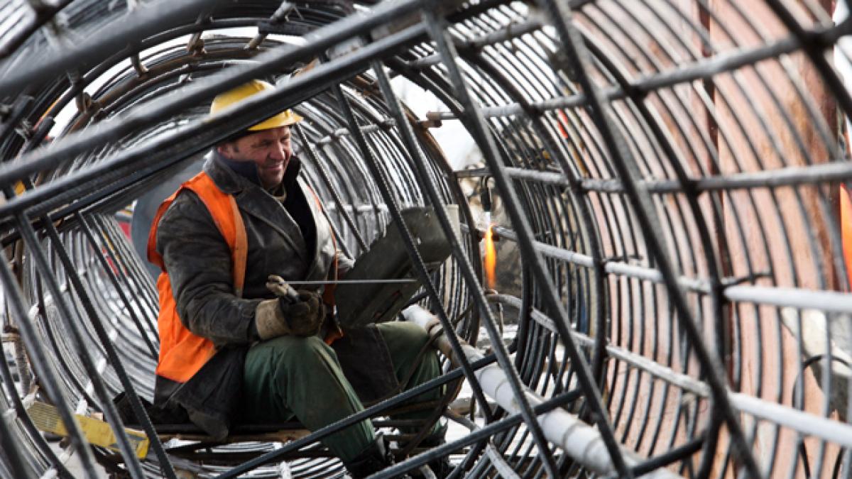 În următoarele 3 luni s-ar putea înregista creşteri în domeniul construcţiilor, comerţului cu amănuntul, industria prelucrătoare şi serviciilor 