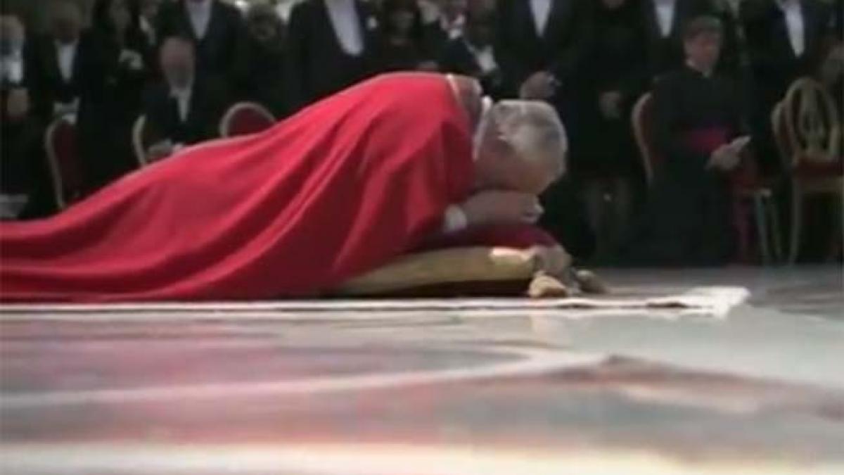 (VIDEO) Imaginile care fac înconjurul lumii. Papa Francisc s-a prosternat în faţa altarului în timpul slujbei din Vinerea Mare