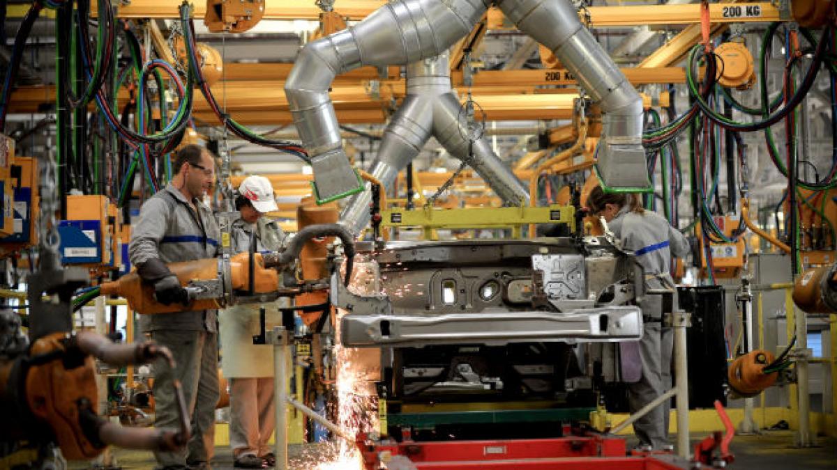 Dacia, lider în primul trimestru în Franţa după creşterea înmatriculărilor de autoturisme noi