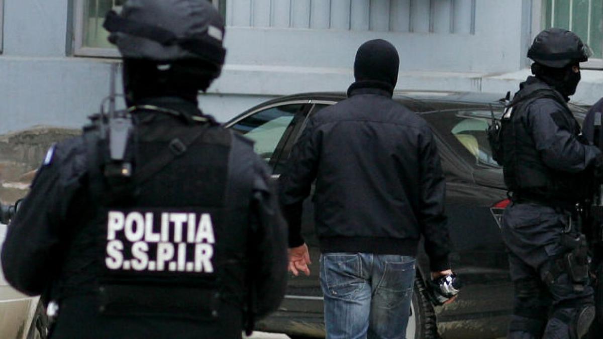 Cumpărau materiale de construcţii cu cecuri false şi le vindeau la preţ mic
