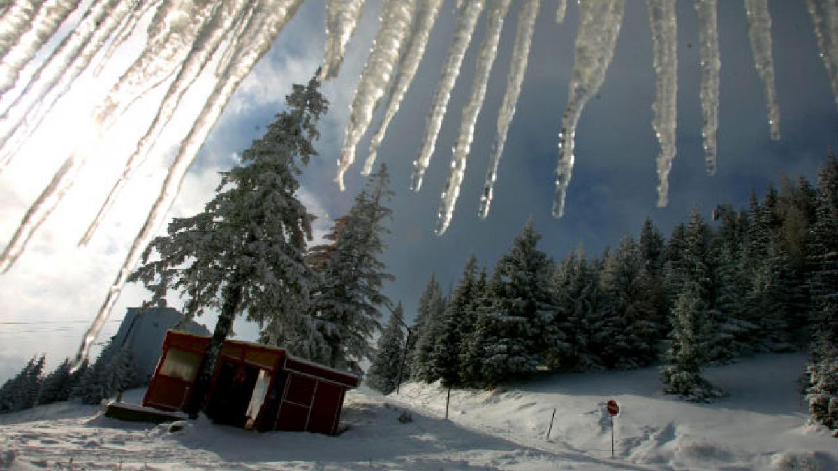 Avertizare Salvamont:Turiştii să nu urce mai sus de cabanele din masivul Făgăraş, din cauza pericolului de avalanşe