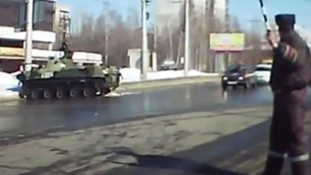 Pe şapte şenile! Isprava asta l-a adus în faţa Curţii Marţiale (VIDEO)