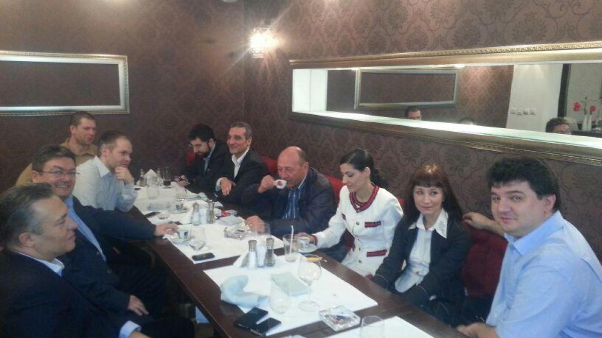 Preşedintele Traian Băsescu s-a întâlnit la un restaurant cu liderii Mişcării Populare
