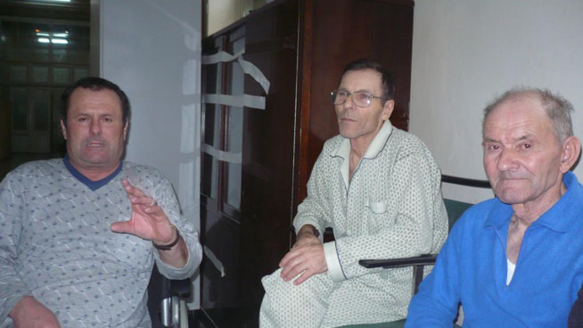 Frăţia întru suferinţă. Românii se poartă omeneşte unii cu alţii doar când ajung pe un pat de spital