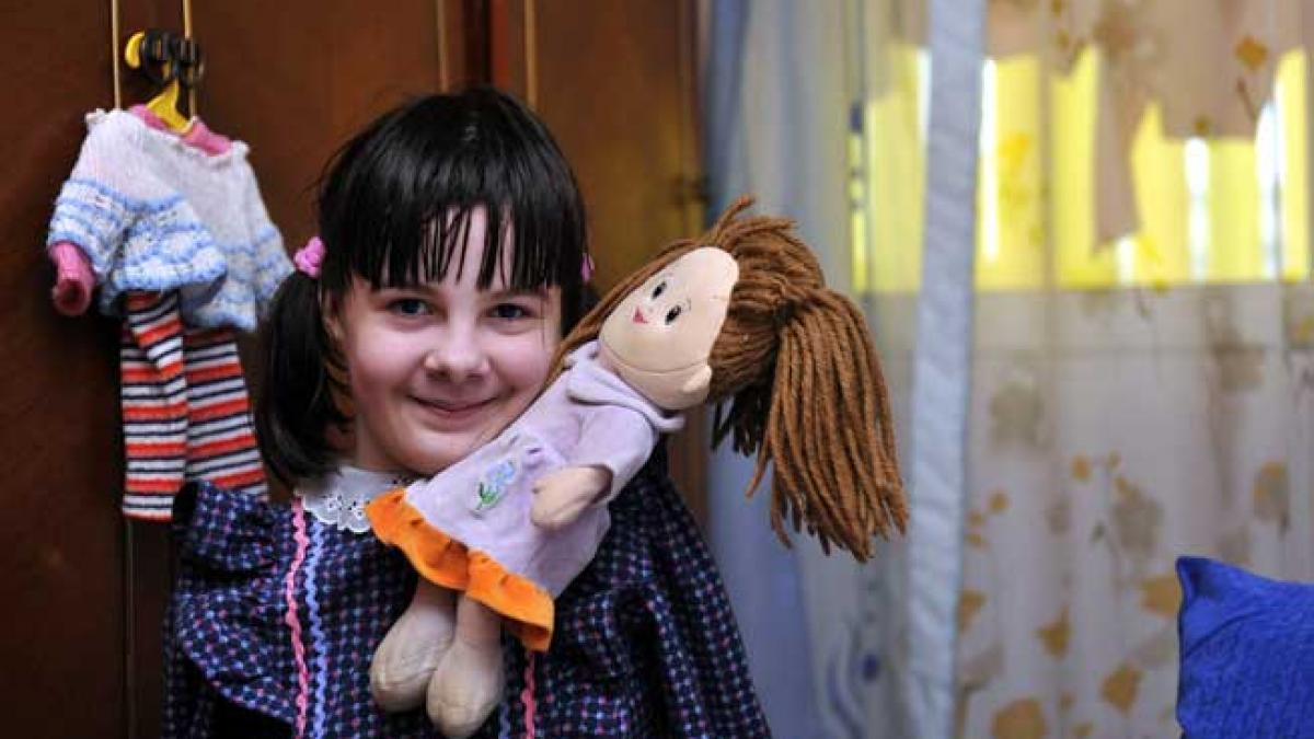 Genială. Fetiţa născută fără mâini scrie, pictează, cântă la orgă cu picioarele