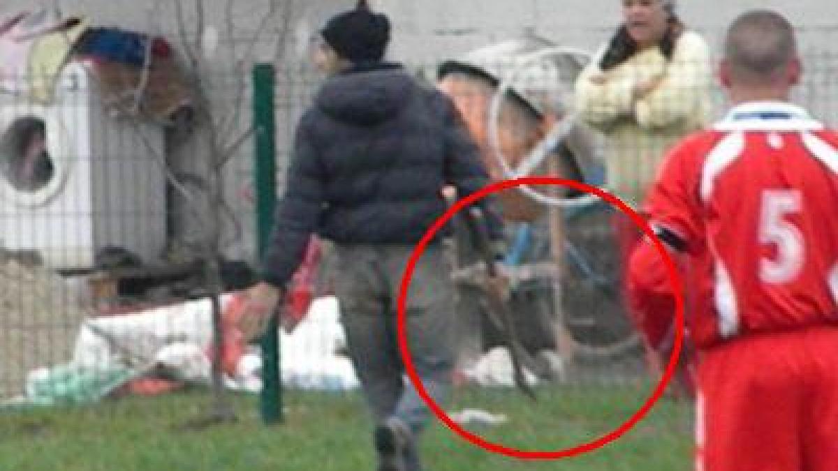 Un spectator a intrat cu TOPORUL pe teren, la meciul dintre AS Borsa şi Ariesul Mihai Viteazu. Ce l-a deranjat pe bărbat