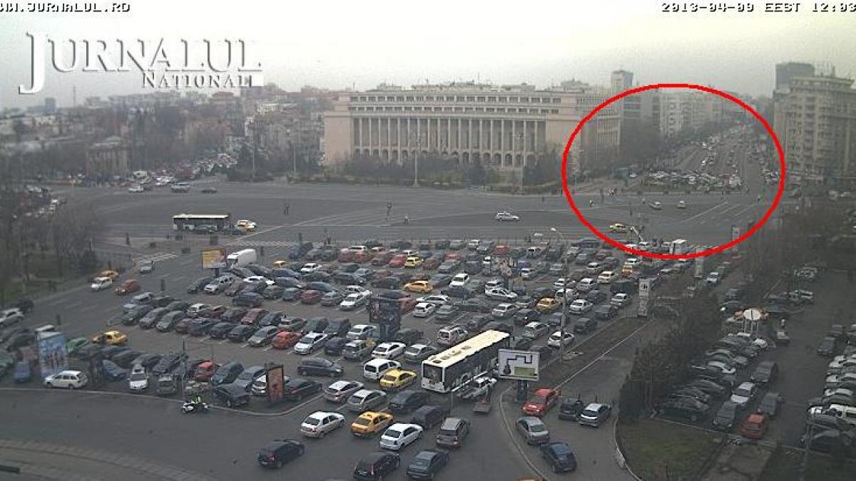 Câteva sute de angajaţi de la Oltchim şi Arpechim protestează în Piaţa Victoriei. Imagini LIVE
