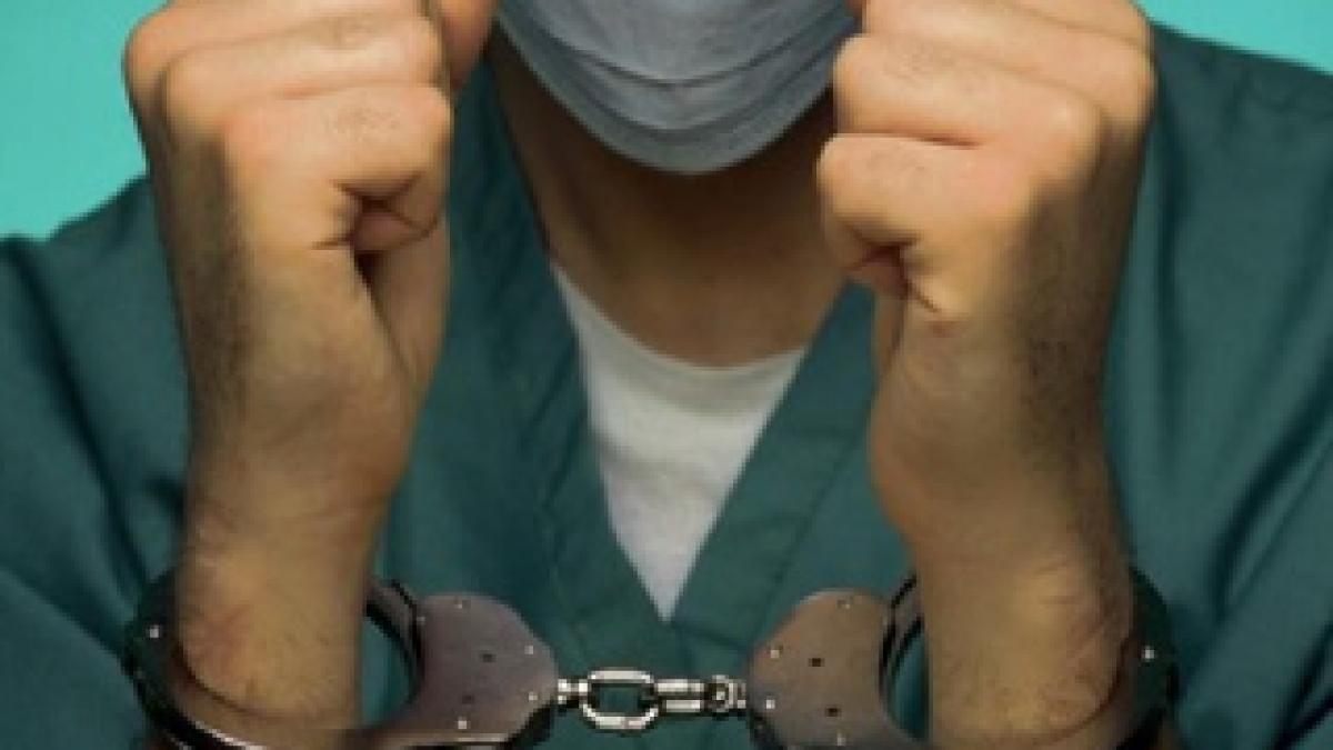 Medici de la spitalul "Grigore Alexandrescu", reţinuţi pentru 24 de ore pentru că au luat mită să opereze trei copii