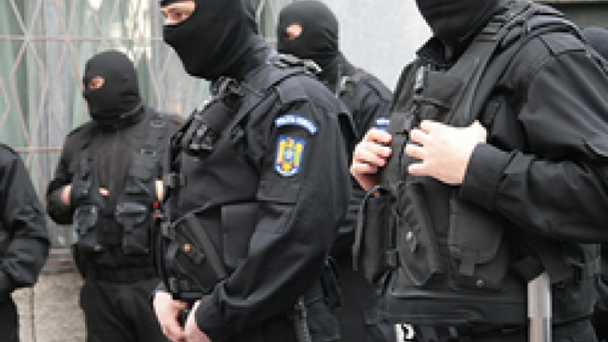 Percheziţii în Craiova, la traficanţi de arme şi suspecţi de TERORISM