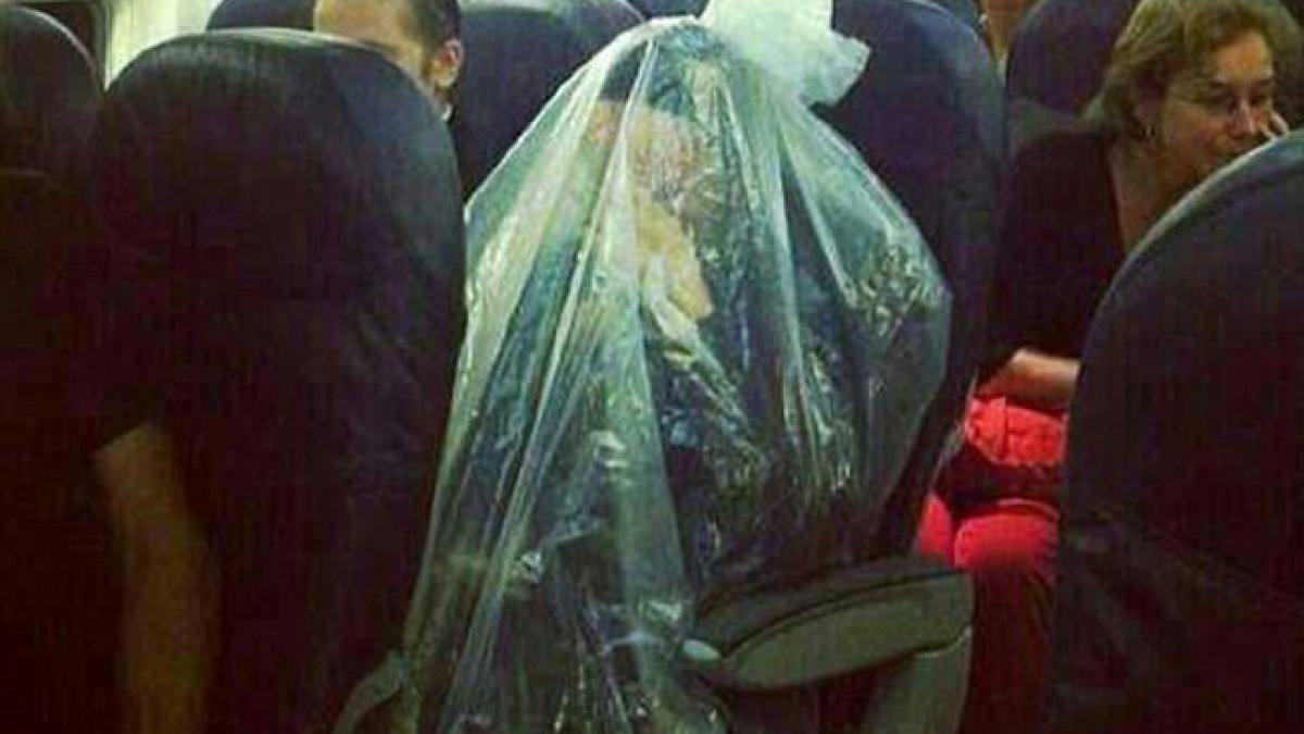 Explicaţia INCREDIBILĂ din spatele acestei fotografii. De ce s-a înfăşurat bărbatul cu plastic