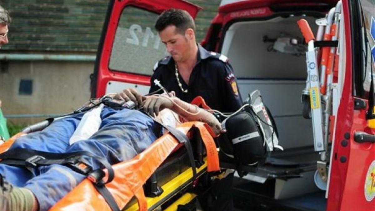 Un microbuz cu copii s-a rasturnat pe DN1. Opt răniţi au fost transportaţi la spital