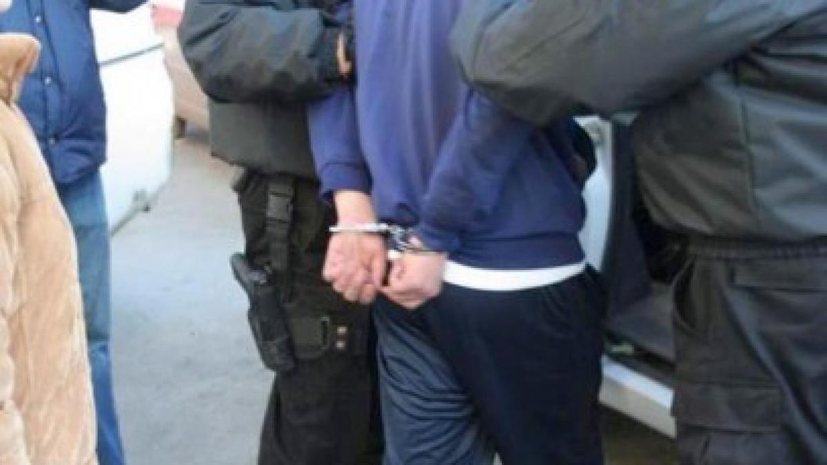 Ofiţer al Inspectoratului General pentru Imigrări, arestat preventiv pentru 29 de zile pentru aproape toate falsurile posibile