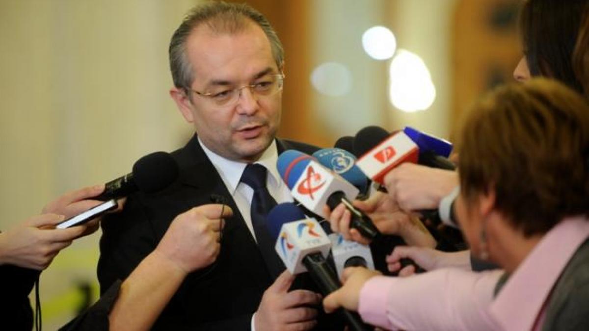 Replici dure în DIRECT: Boc, către Şerban Nicolae: Lingeai clanţele pe  la cabinetul meu VIDEO