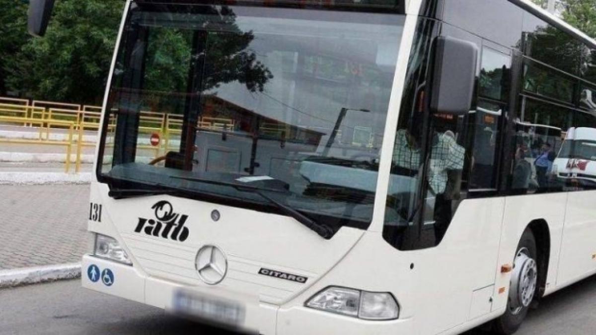 Şoferul unui autobuz, luat la bătaie în trafic, în Capitală. Bărbatul atenţionase un alt şofer că parcase neregulamentar