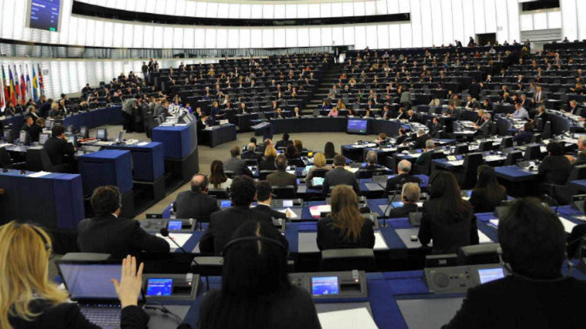 europarlamentar catre comisia europeana sunteti niste criminali de drept comun e comunism pur ce faceti video