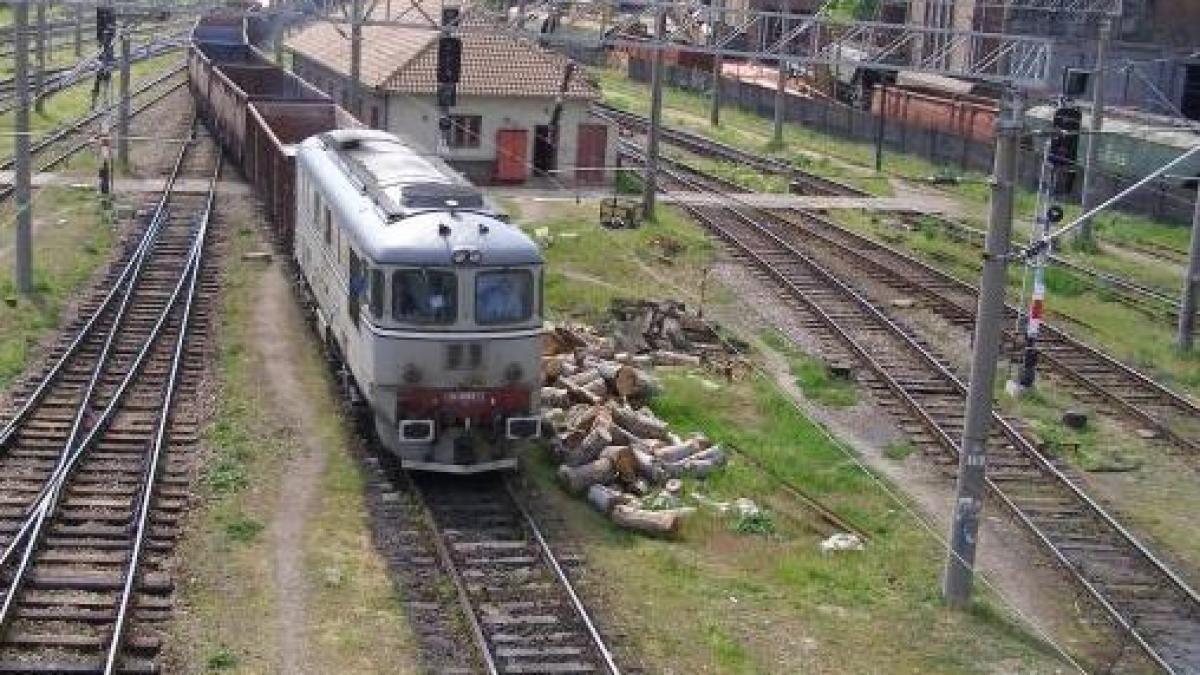 Un vagon încărcat cu cocs a luat foc în gara din Câmpina: Nu există pericol ca incendiul să se propage în incinta gării