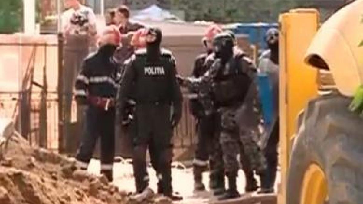 Oameni ai străzii, evacuaţi din canale cu gaze lacrimogene. Poliţia a găsit LCD-uri, tablouri şi icoane furate (VIDEO)