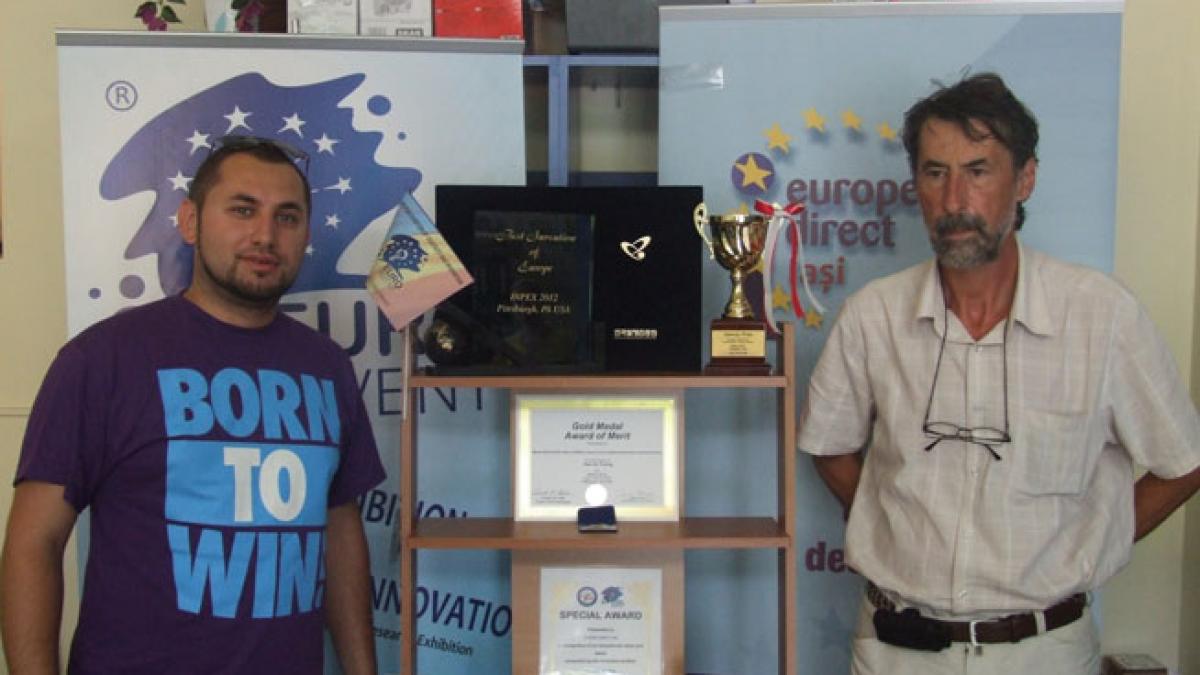 Inventatori de o şchioapă. Şcolari premiaţi pentru că şi-au creat un nou suport pentru cretă, numai bun pentru sala de clasă 