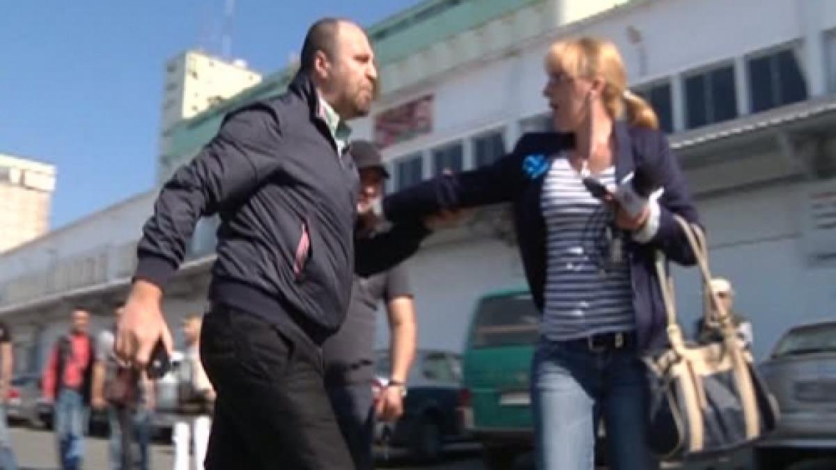JURNALISTE agresate sub ochii POLIŢIEI - VIDEO