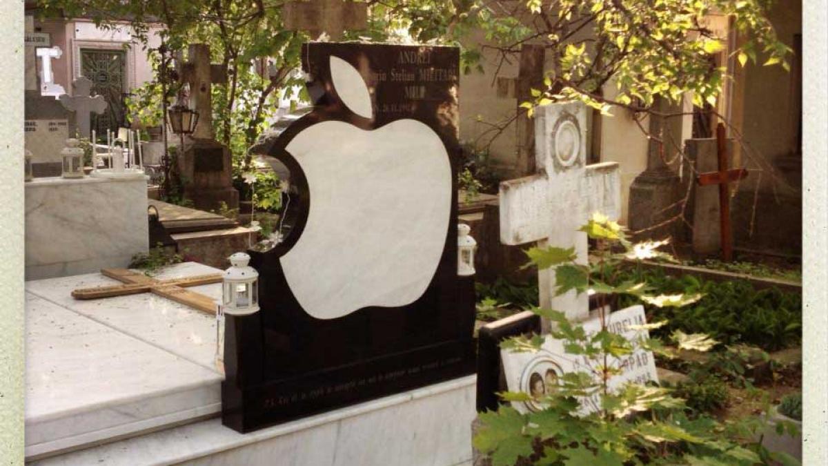  Apple a murit, chiar într-un cimitir bucureștean