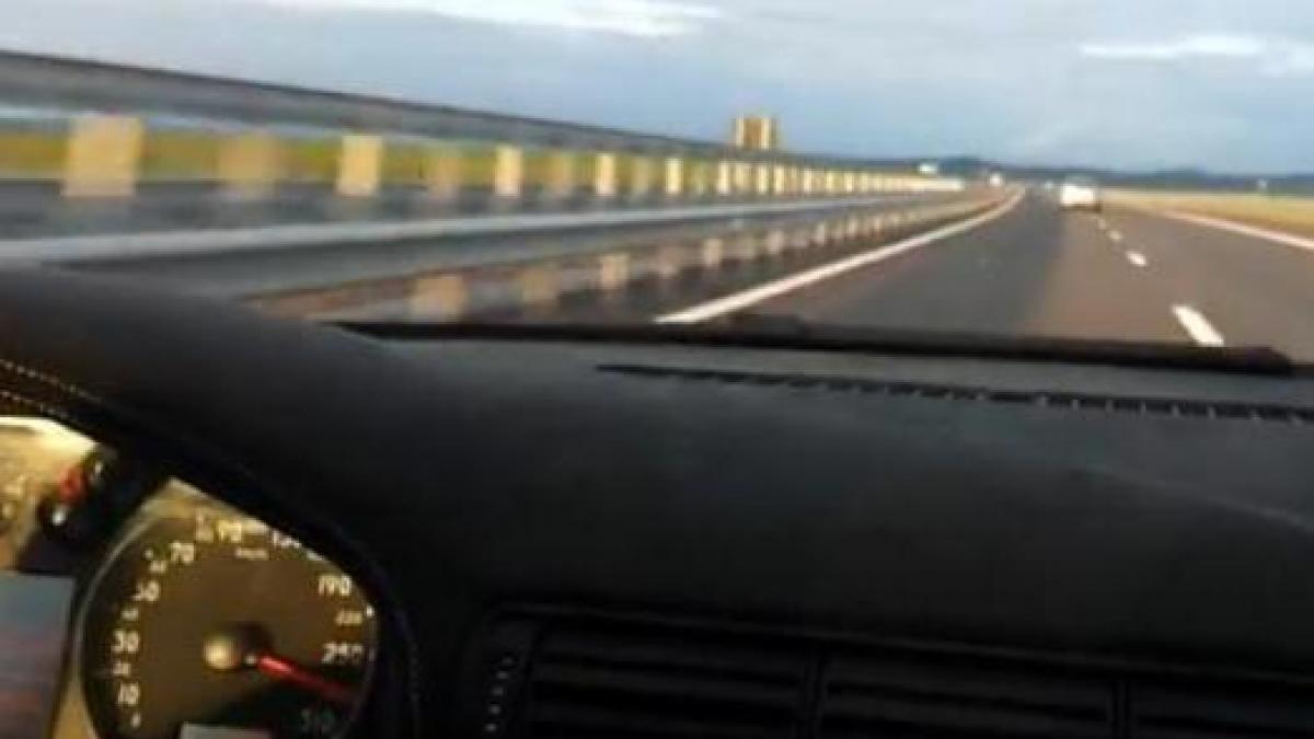 Şofer prins "zburând" cu 242 km/h pe Autostrada Soarelui
