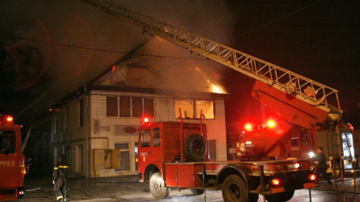 Zece incendii în Capitală în noaptea de Înviere, o parte izbucnite de la lumânările de Paşte