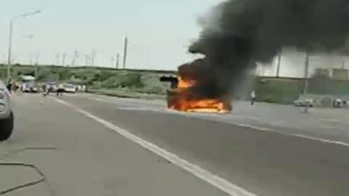 Incidente în lanţ pe autostrăzile din România. O maşina a luat foc pe A2, un alt autoturism a ars pe A1