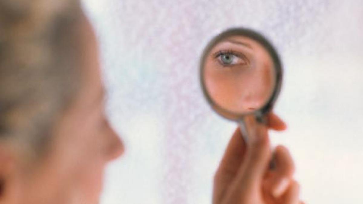 Oglindă, oglinjoară...Reacţia unei ANOREXICE când s-a văzut în oglindă, pentru prima dată după un an de zile