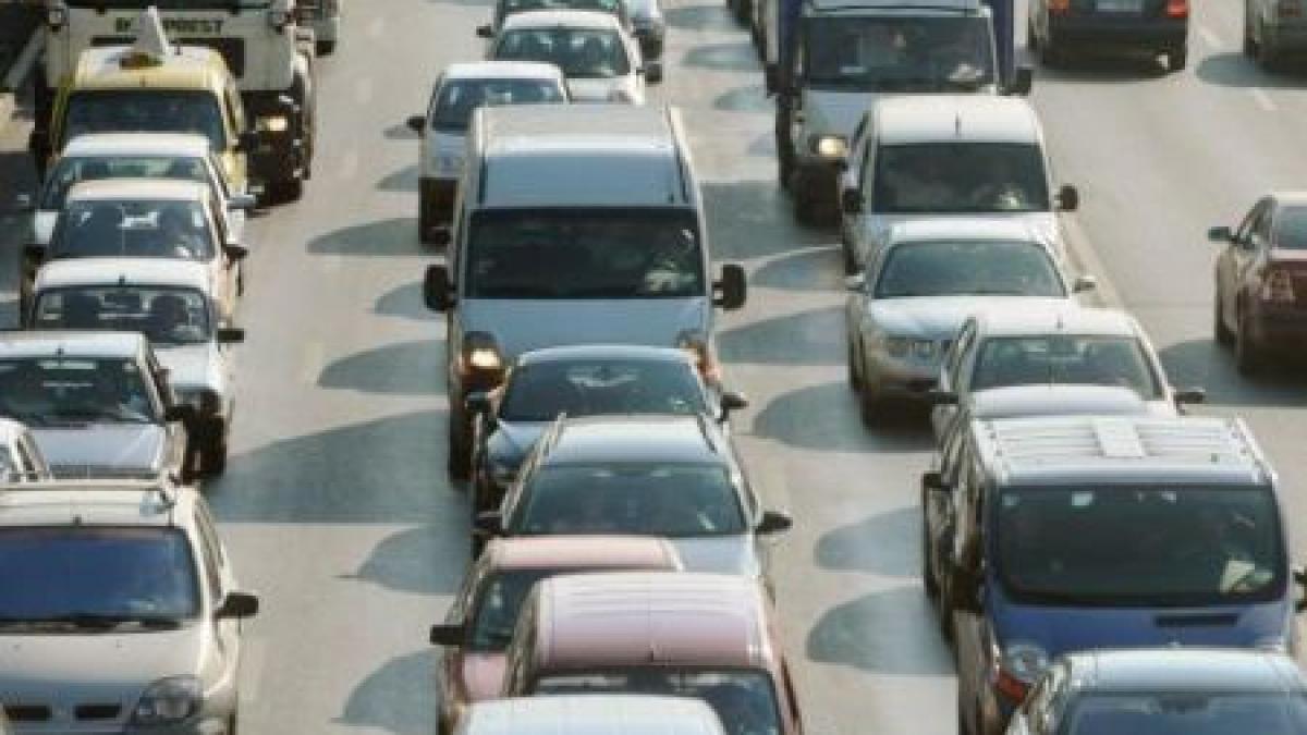 Poliţia recomandă rute ocolitoare pentru cei peste 30.000 de turişti care se întorc de pe litoral 