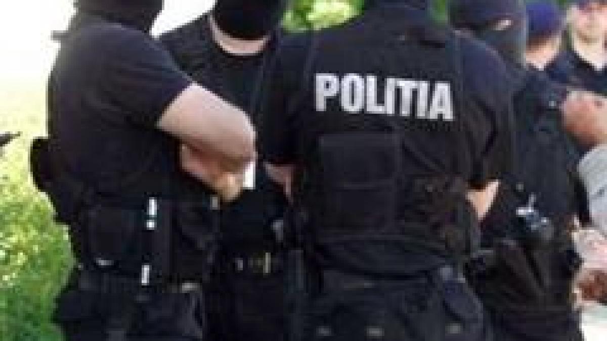 Trei români, suspectaţi că au incendiat mai multe maşini, au fost daţi în urmărire internaţională