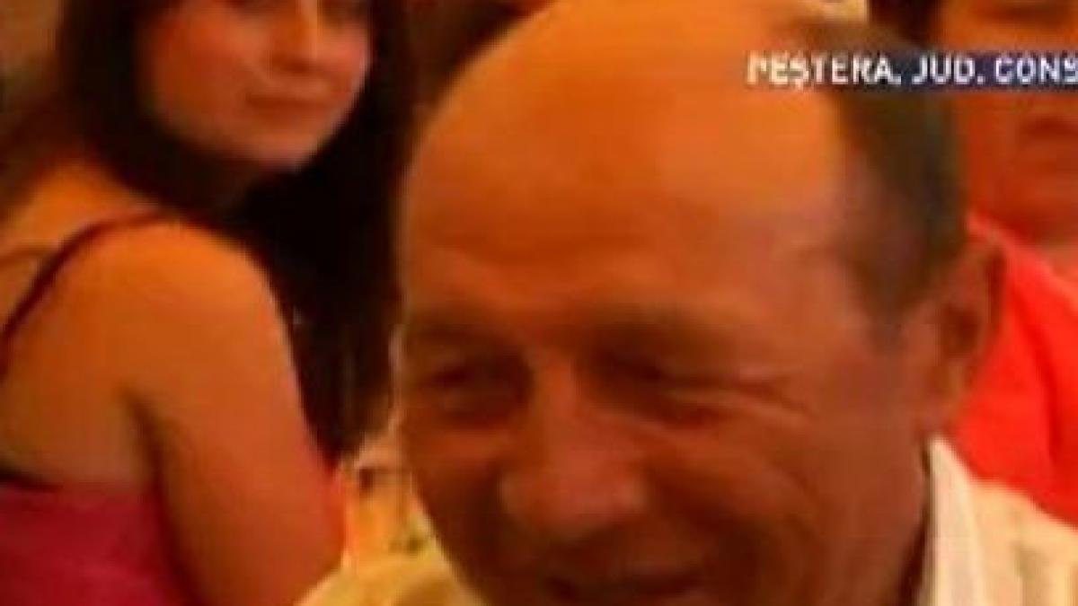Băsescu, baie de mulţime în Constanţa: "Domnule primar, nu putem să bem aici! Hai să mergem" 