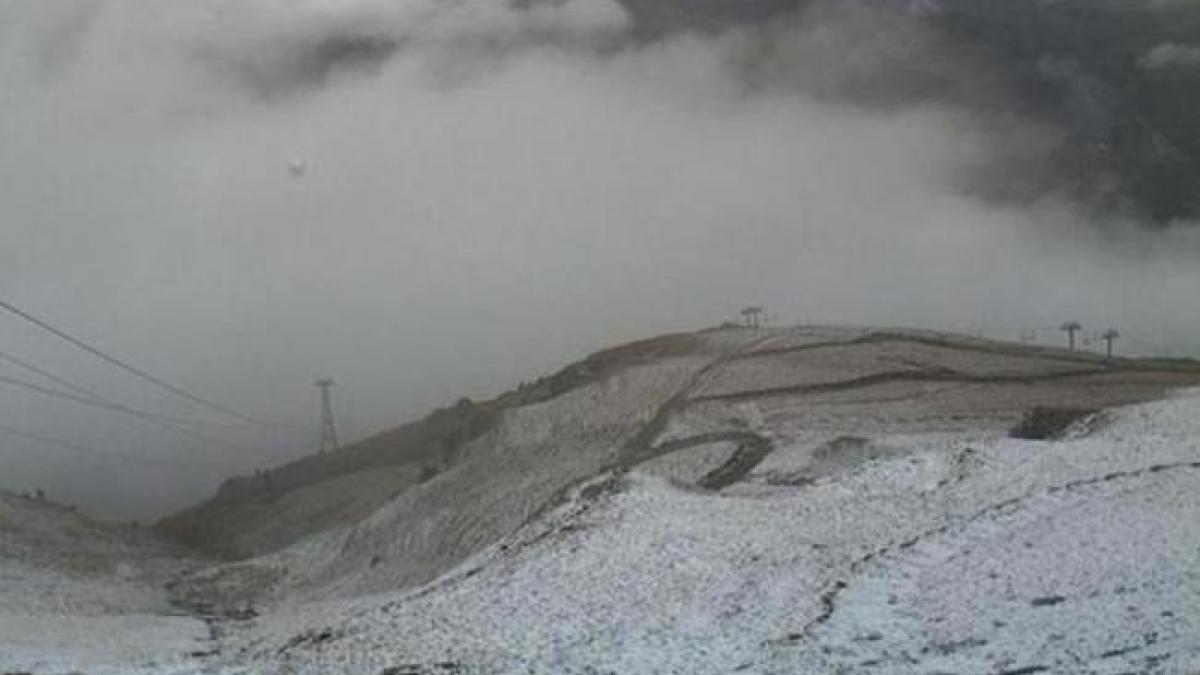 NINSOARE abundentă pe Transalpina: Nouă persoane, BLOCATE în zona Obârşia Lotrului