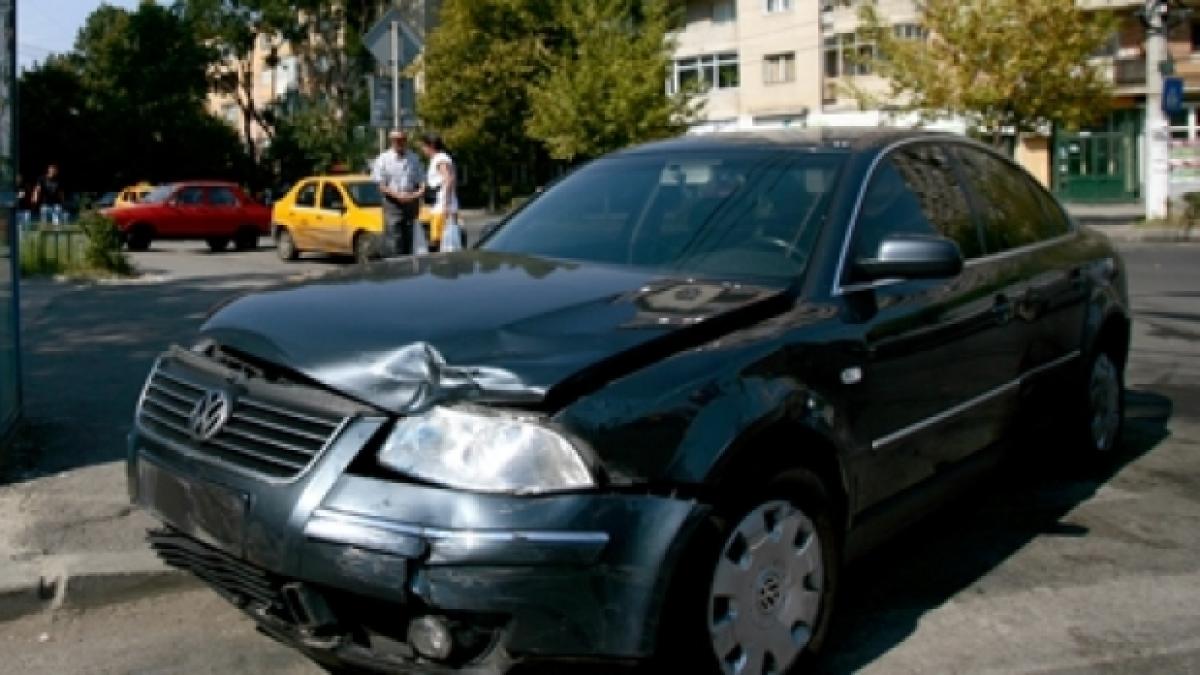 Descinderi la escrocii care înscenau accidente pentru a lua banii pe full CASCO. Cum acţionau suspecţii