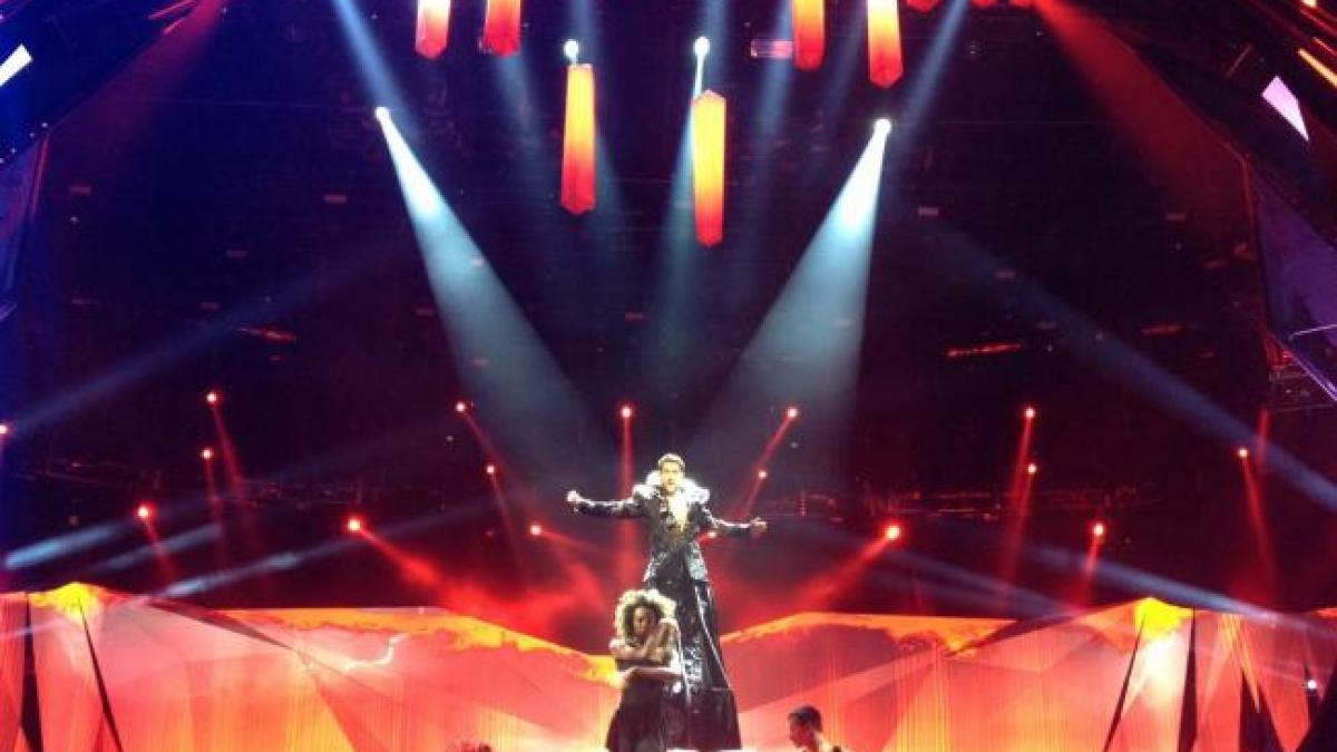 Cezar Ouatu nu i-a rupt nici la propriu, nici la figurat, dar s-a calificat în finala Eurovision 2013!