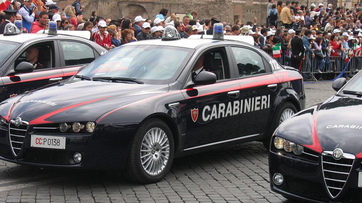 Cum se predă un naş mafiot. Spectacol uluitor în Italia: întregul clan 'Ndrangheta a venit să-şi prezinte omagiile, în arestul carabinierilor