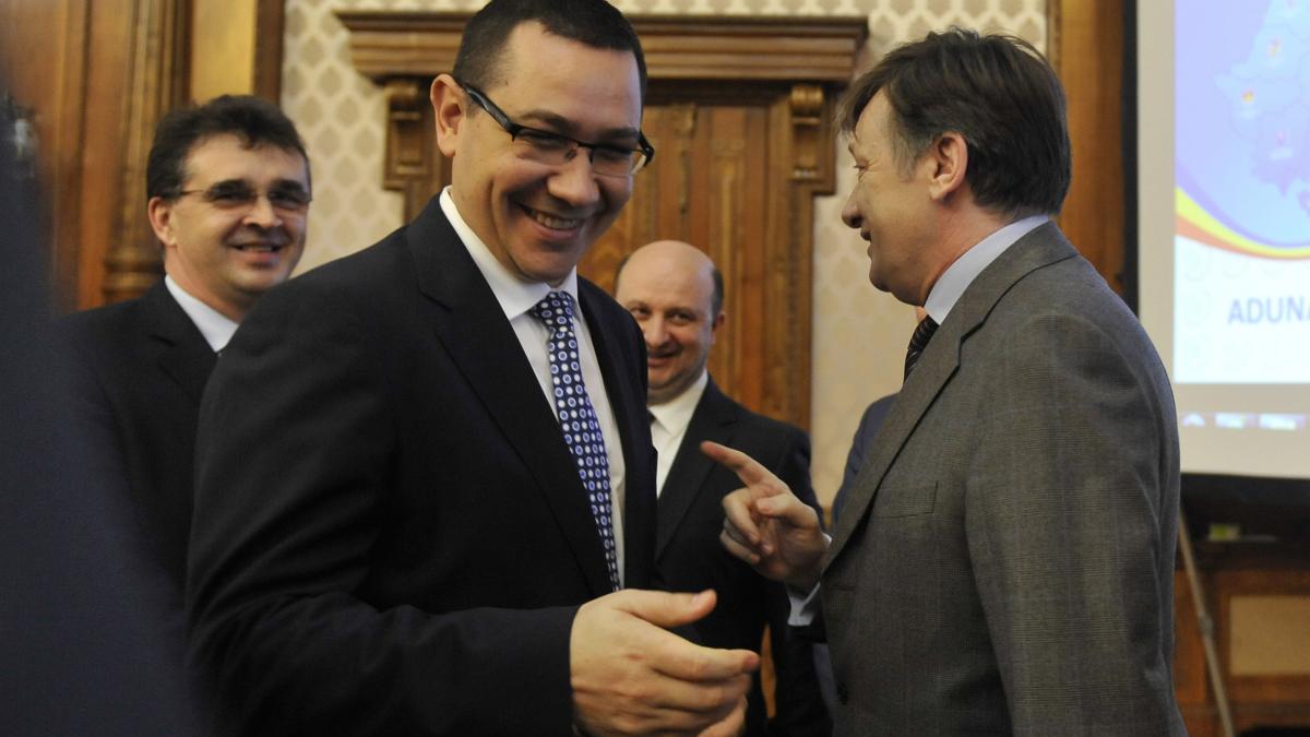 Semne de împăcare în USL: Ponta şi Antonescu au venit împreună la Conferinţa naţională de alegeri a Tineretului Liberal