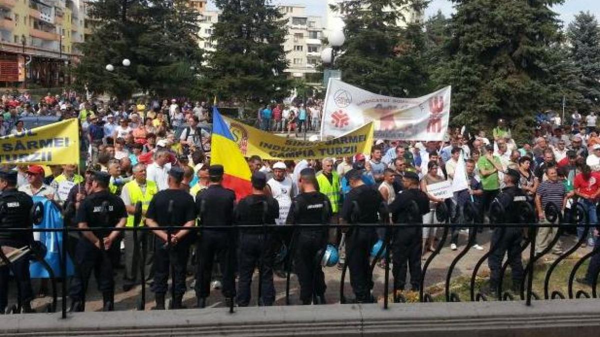 Siderurgiştii de la Oţelul Roşu protestează în faţa combinatului. Angajaţii sunt nemulţumiţi că nu şi-au primit salariile 