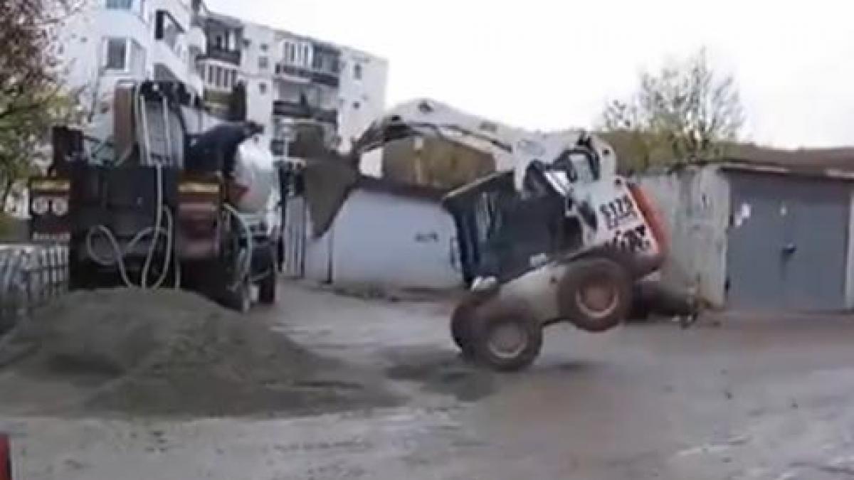 Românul asfaltează rar, dar când o face, o face cu stil. Ce credeţi, are factorul X? (VIDEO)