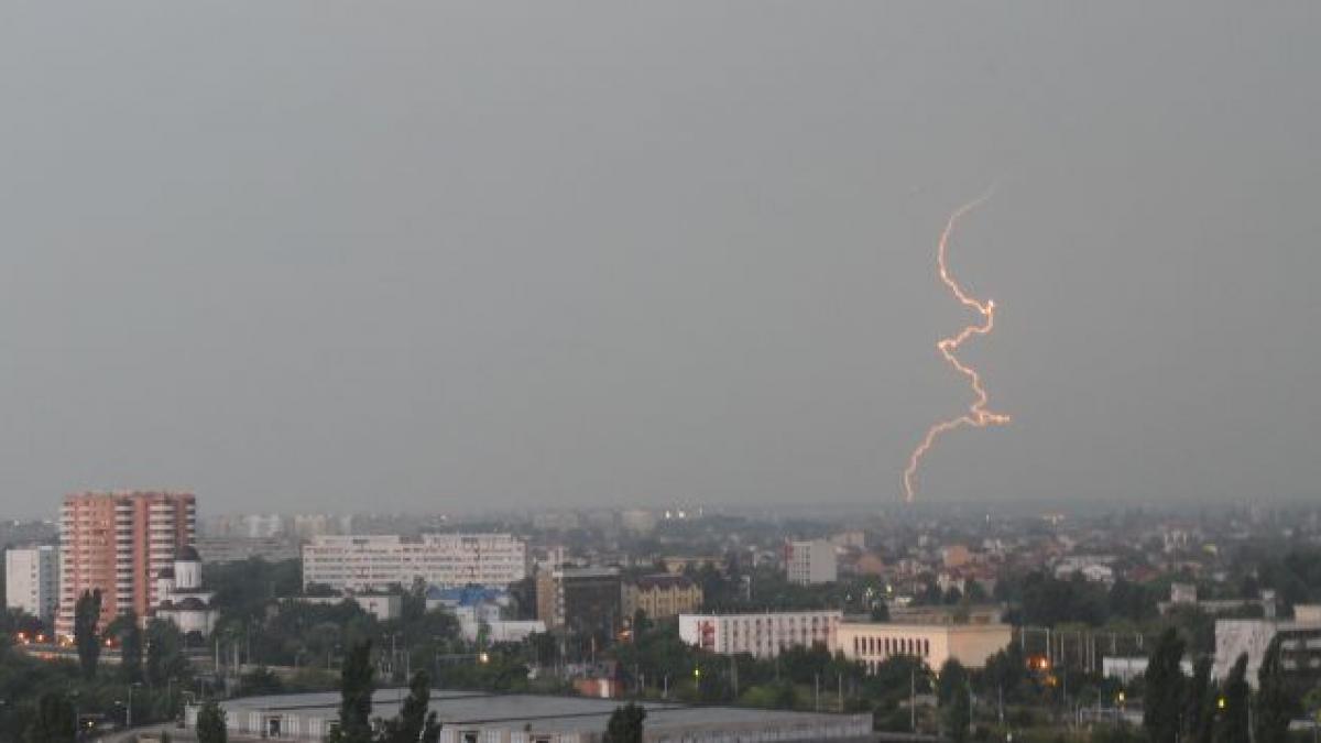 Ploi torenţiale, vijelii şi grindină până vineri, în toată ţara. Informarea meteo, valabilă începând din această după-amiază