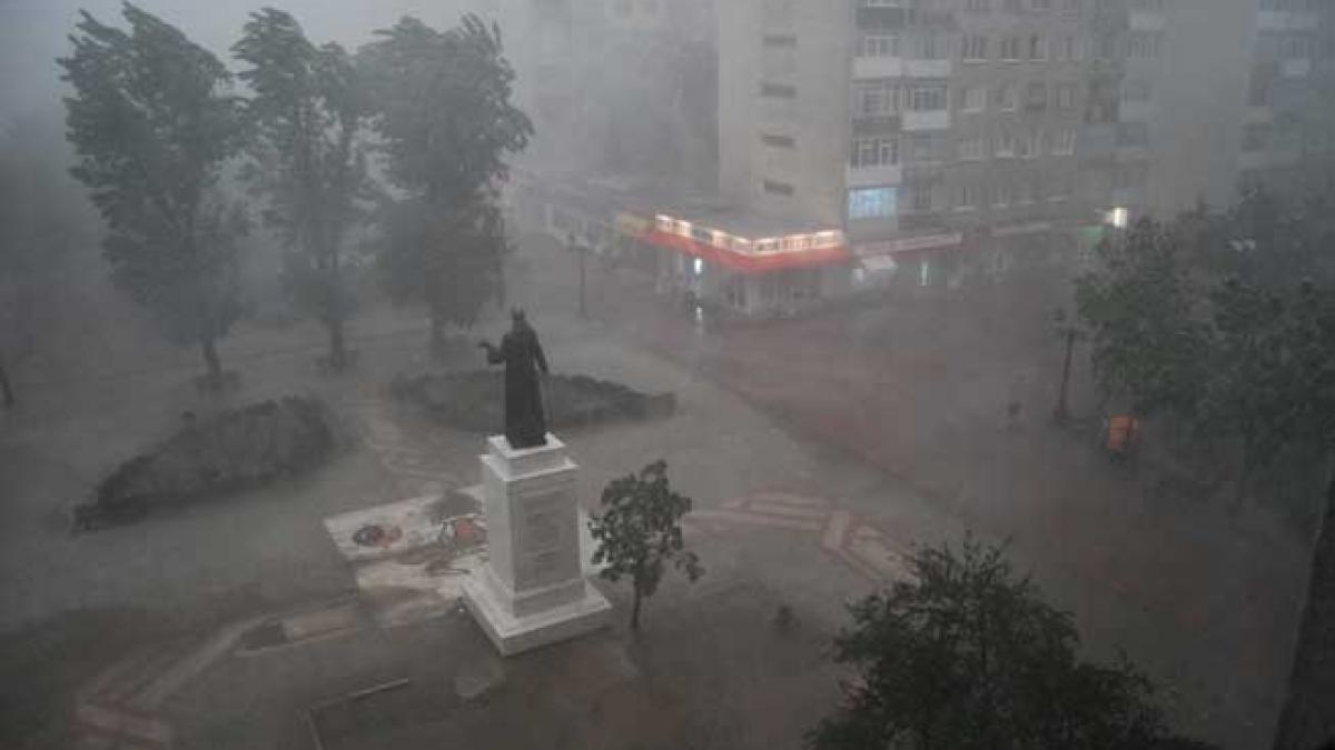 Vijelie în estul ţării. Pagube însemnate la gospodării din Iaşi lovite de furtună
