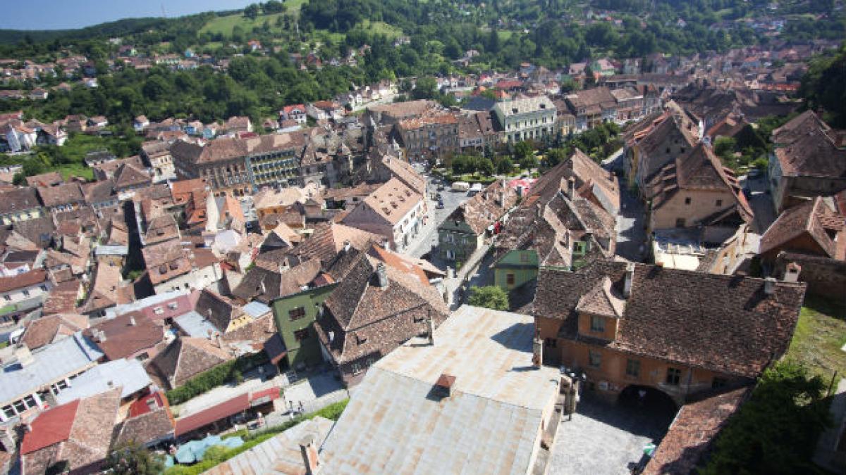 Centrul vechi al Sighişoarei, inundat în urma unei ploi torenţiale